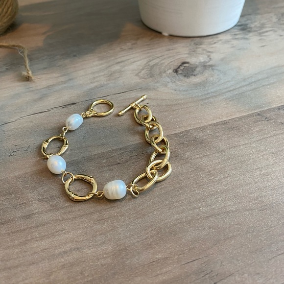 14k Gold Plated Oversized Link and Freshwater Pearl Toggle Chain Bracelet - Picture 5 of 5